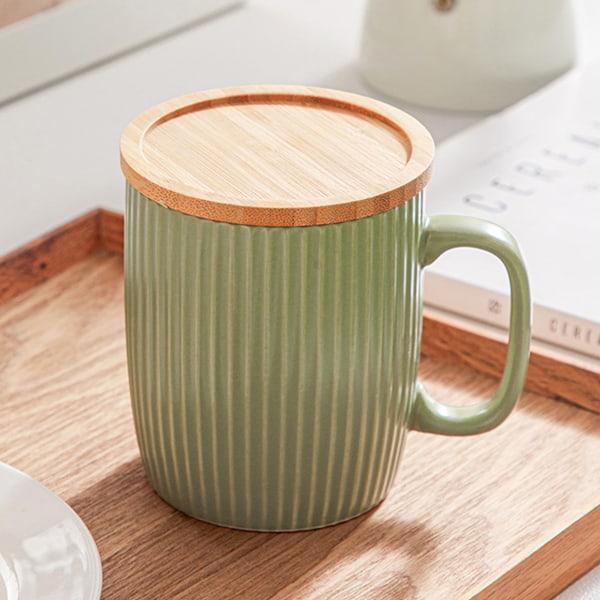 400 ml keramisk krus med vertikale striper er friskt og enkelt. Frokostkrus med vertikale striper og lokk. Kontorkaffe- og vannkrus.