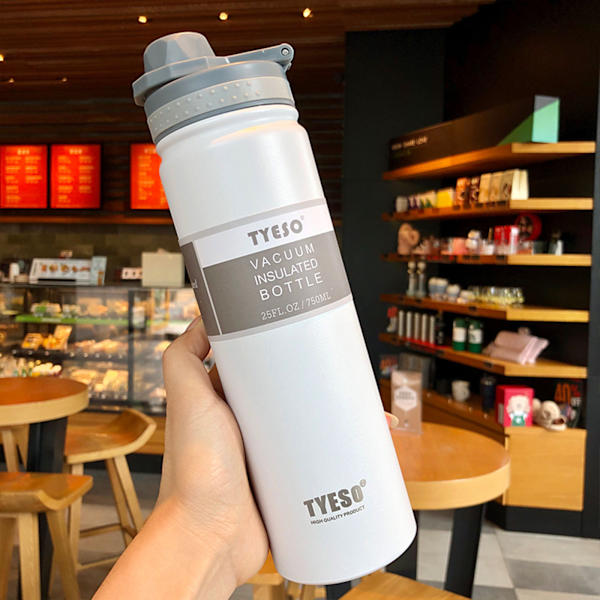 Hoikka Shaker-pullo - Ruostumattomasta teräksestä valmistettu Shaker-pullo - Eristetty