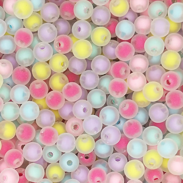 En pakke akrylfarvede perler i tre størrelser med en blandet