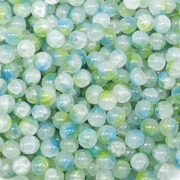 Ett paket med färgade glaspärlor i sprickad jade, 8 mm i olika färger