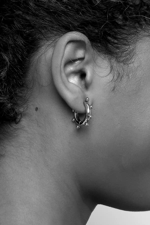 Blanke runde hoop øreringe i rustfrit stål dekoreret med runde kugler / perler - sølv - 2,4 cm Silver silver