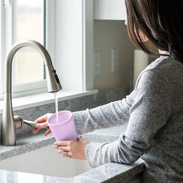 700 ml återanvändbar kallvattenkopp i plast, dubbelväggig enfärgad dryckeskopp med lock och sugrör