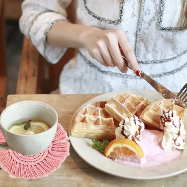 Beige imukykyiset aluslautaset puupöydälle