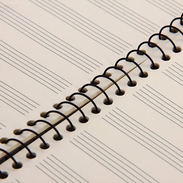 Tyhjä nuottivihko, sävellyskäsikirjoitus, viivoitettu paperi, taidemusiikki