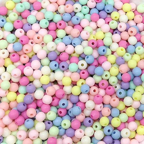 En pakke med akrylperler i 4 størrelser - transparent matt