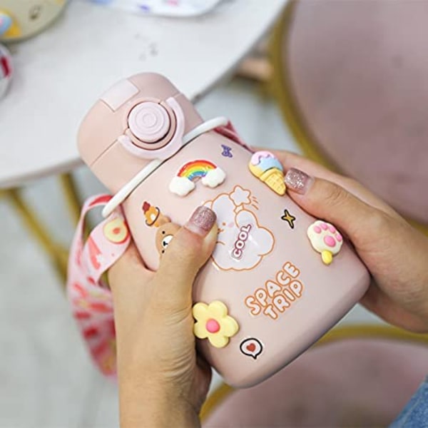 Kawaii vannflaske med sugerør og stor magekopp isolert kald