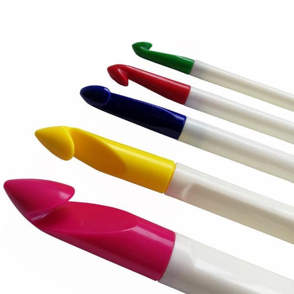 N126 - Setissä 6 kpl. karkeat virkkuukoukut multicolor one size