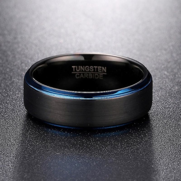 8mm svart borstad satinfinish Tungsten Carbide Flat Band Ring W/ Brilliant Royal Blue Steped Kanter och Comfort Fit Inner Band. 13.5