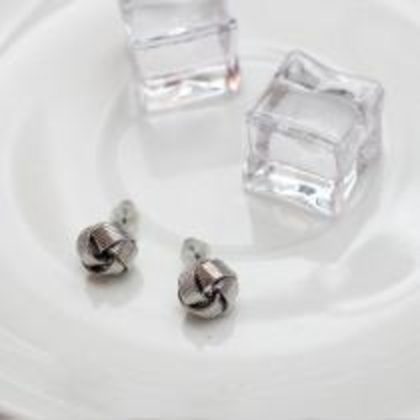Silver Stud Örhängen - Mönstrad Knut Silver