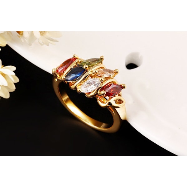 Guldfärgad Ring med kristaller i olika färger - Stl 18,95