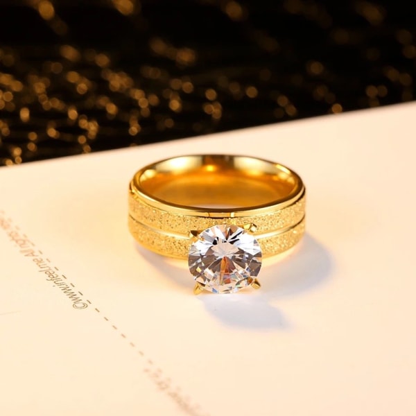 Frostad Guld Ring med Vit CZ Kristall - Guldpläterad - Stl 18,2 Guld