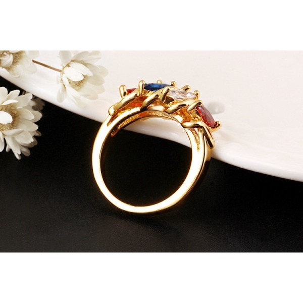 Guldfärgad Ring med kristaller i olika färger - Stl 18,14