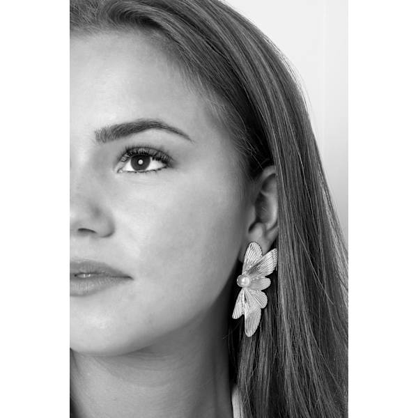 Blanka Statement Örhängen i form av en Vinge / Vingar med ett Fint Mönster med Vit Pärla - Silver Silver