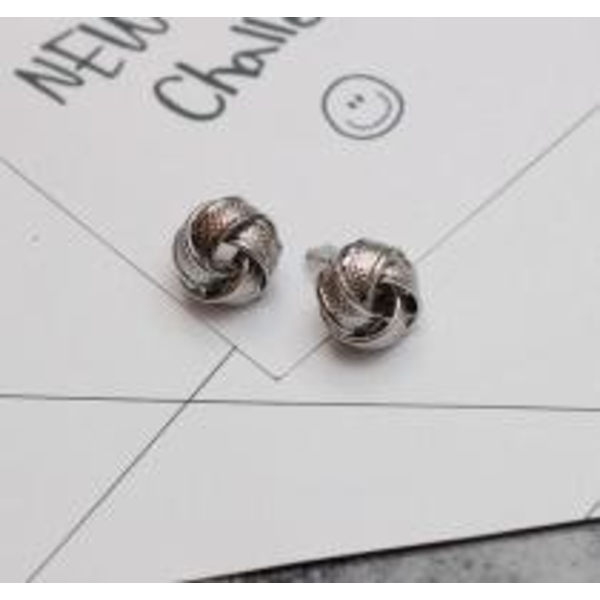 Silver Stud Örhängen - Mönstrad Knut Silver