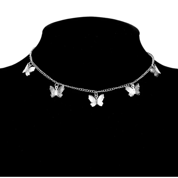Vackert Silver Halsband Dekorerat med 5 Fina Mönstrade Fjärilar Silver
