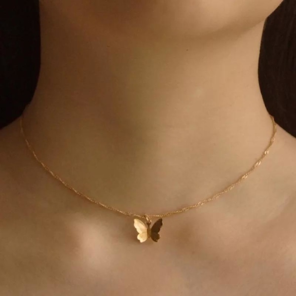 Vackert Guld Halsband Dekorerat med en Fint Mönstrad Fjäril Guld