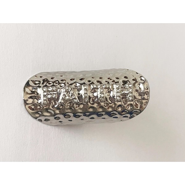 Oversize Silver Ring med Vita Stenar & Text - FAITH - Stl 18 Silver