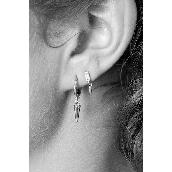 Silver Örhängen med en Vit Zirkon Sten samt ett Hänge i form av en Kon / Spets / Nit / Spike - Vit Guldpläterade Silver