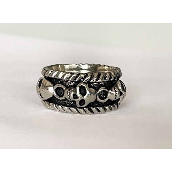 Cool Silver Ring med flera Döskallar / Dödskallar - Stl 19,5 Silver