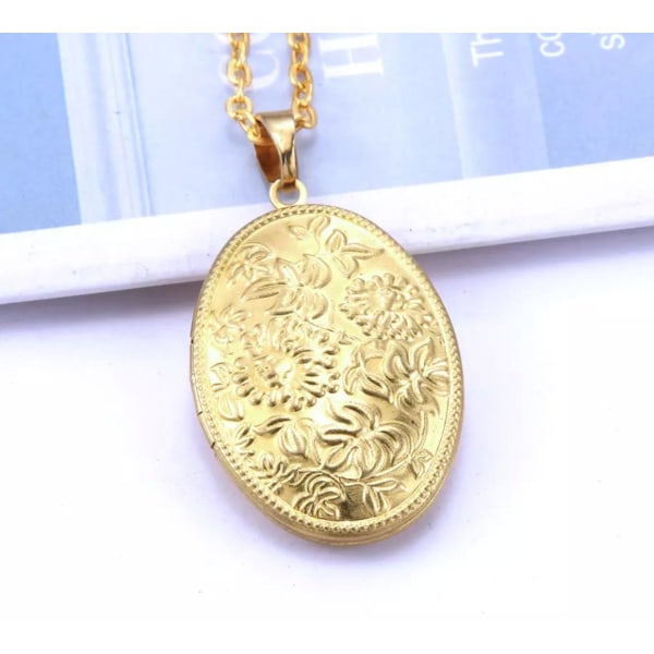 Guld Halsband med Öppningsbar Oval Medaljong i Blommigt Mönster Guld