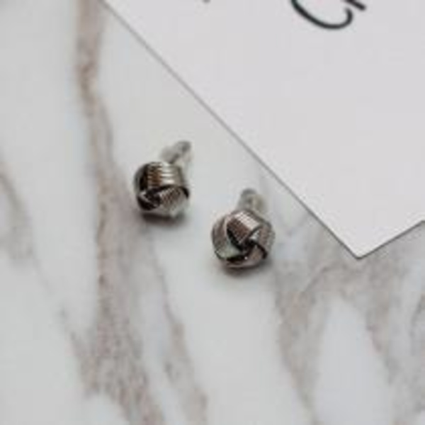 Silver Stud Örhängen - Mönstrad Knut Silver