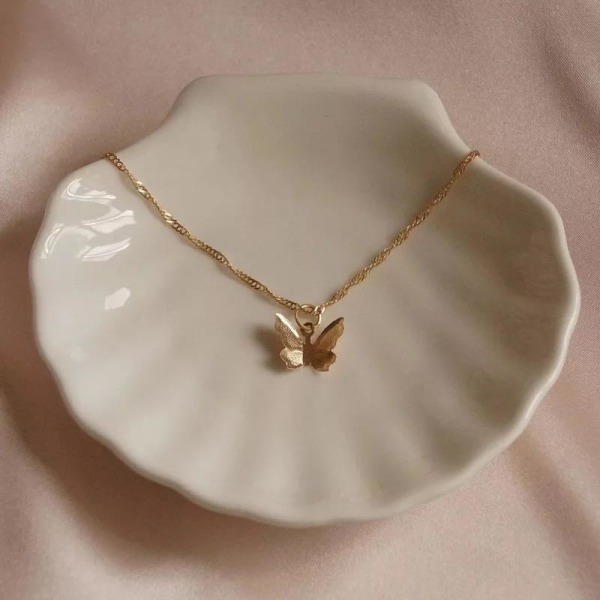 Vackert Guld Halsband Dekorerat med en Fint Mönstrad Fjäril Guld