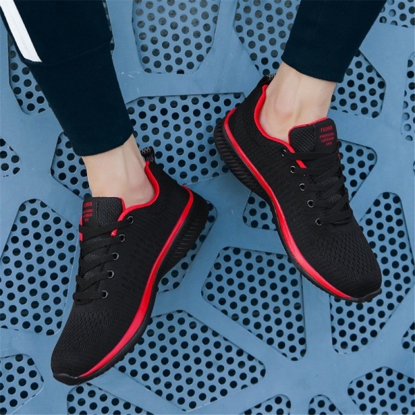 Sneakers, Sorte med røde detaljer - Størrelse 43 Black 43