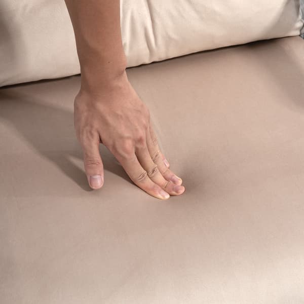 Beige sovesofa med sengefunktion og rygpude