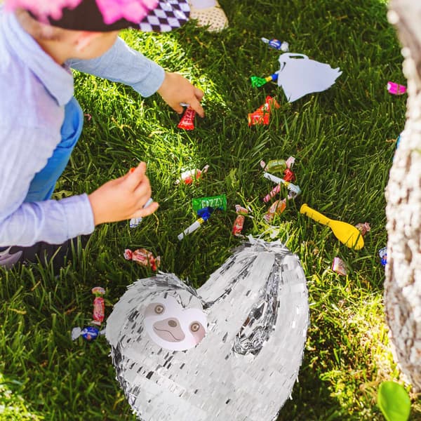 Pinata laiskiainen mailalla ja naamiolla