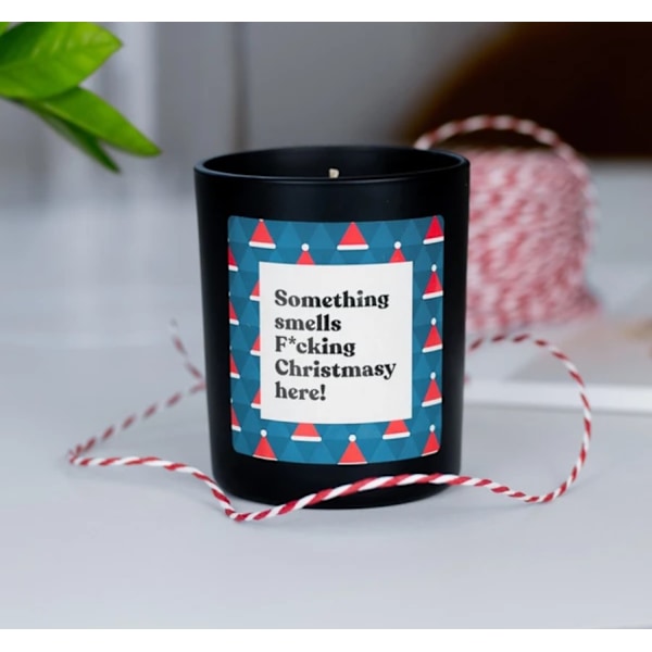 Handgjort unikt doftljus, text Something smells F*cking Christmas here, Jul