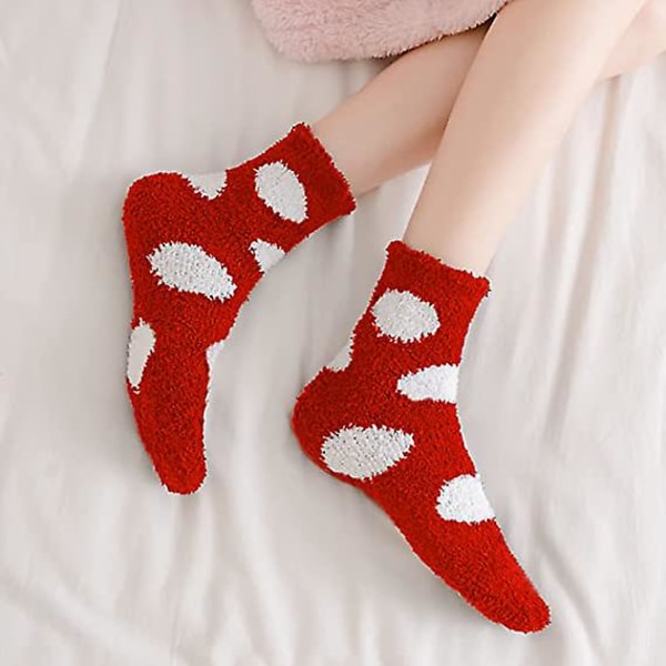 Fuzzy tofflor för damer, varma och fluffiga vintersockor, tjocka mjuka sovstrumpor med prickar (4 par)