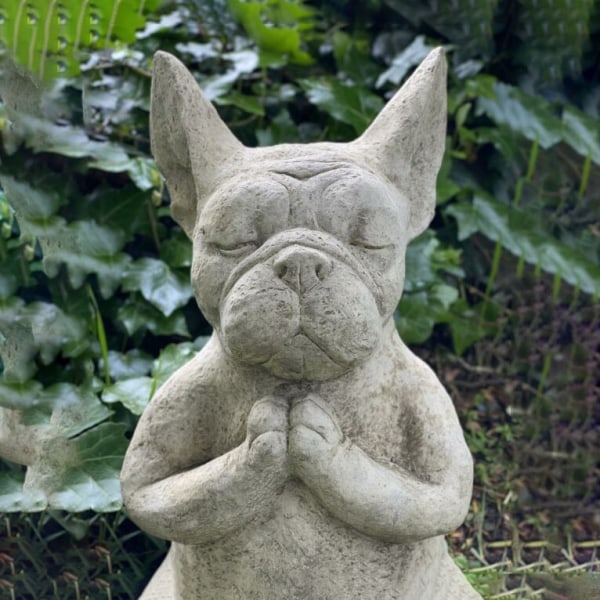 Mediterende Hund, Mediterende Siddende Fransk Bulldog, Hundestatue - Harpiks Zen Dyreyoga Figur, Fransk Bulldog Dekoration