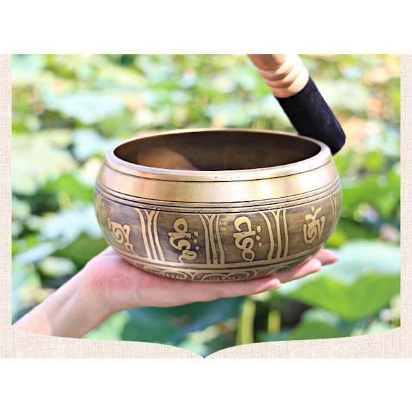 Klassisk sett med tibetanske sangskåler, gravert med Buddha og mantraer, for meditasjon og helbredelse av chakraer, Håndlaget i Nepal med 7