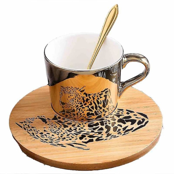 Gyllene spegelreflexionskopp och träfat kaffekopp (leopard)d