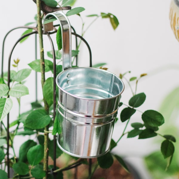 2-pak, Metal Urtehavepotter til Udendørs, Hængende Sølv Blomsterkurve til Udendørs Vægge, Dæk, Terrasse Gelænder, Balkon Gelænder, Landehus