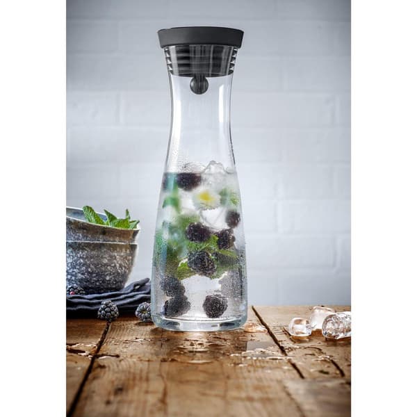 WMF Basic Glaskaraff 1 liter med droppfritt automatiskt lock och sil, elegant svart karaff för vatten, juice och drycker med fruktinfusion