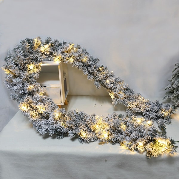 9' Forhåndsbelyst Flocked Christmas Garland, Grønn. 160 grenspisser; 40 LED-lys