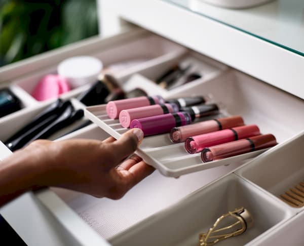 Joseph Joseph Makeup Skuffe Organizer, 12 Rum, Sammenlåsende Skridsikker Plastbakke til Badeværelse, Beige
