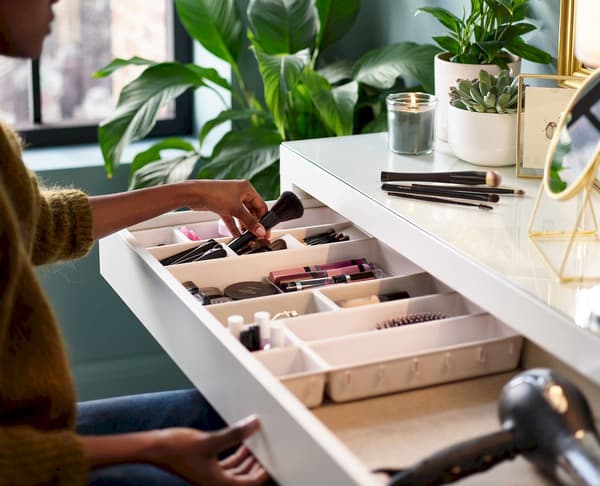 Joseph Joseph Makeup Skuffe Organizer, 12 Rum, Sammenlåsende Skridsikker Plastbakke til Badeværelse, Beige