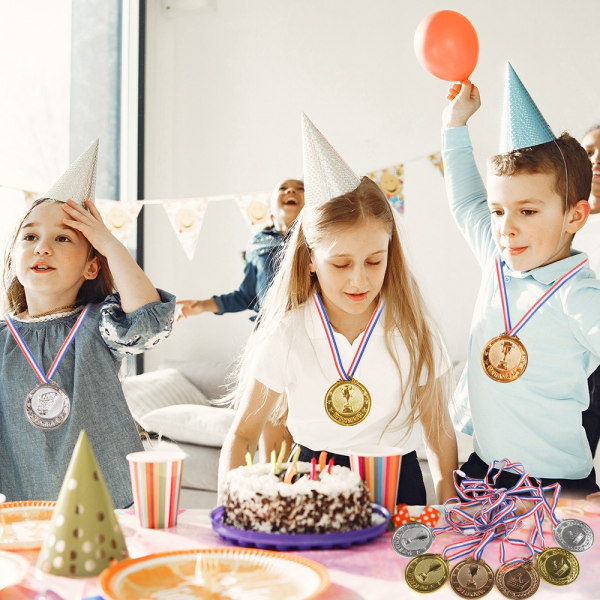 Set, 6 cm vardera, 3 pallmedaljer med halsband, guld, silver, brons, trofé, seger, leksak, sport, temafest, födelsedag