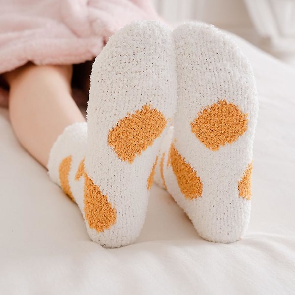 Fuzzy tofflor för damer, varma och fluffiga vintersockor, tjocka mjuka sovstrumpor med prickar (4 par)
