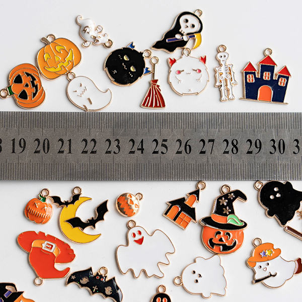 24 kpl Sekalaisia Kultapinnoitettuja Sähköllä Valmistettuja Halloween-Koristeita, Riippuvaisia Koruja DIY-Korujen Valmistukseen, Kaulakorun, Rannekkeen, Korvakorun DIY-Korujen Tarvikkeita