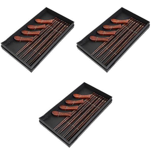 3 Sarjaa Puuaterimia 4 Paria Tikkuja Tikkujenpidikeyhdistelmä 3 Sarjaa 22,5x1x1cm 3 Sets 22.5x1x1cm