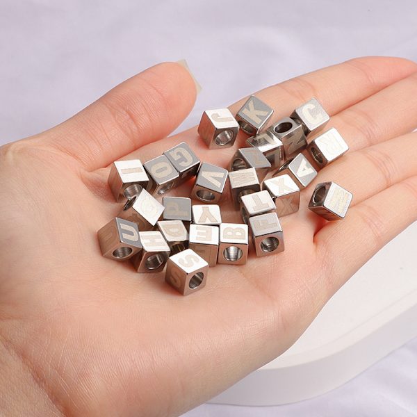 26 st 8 mm kubpärlor med bokstav A-Z distanspärlor i rostfritt stål europeiska pärlor 5 mm stora hål metallstopparpärlor