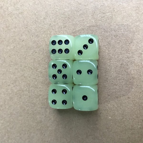 16mm Kuusisivuinen Pimeässä Hohtava Noppasetti Lautapeleille ja Matematiikan Opetukseen