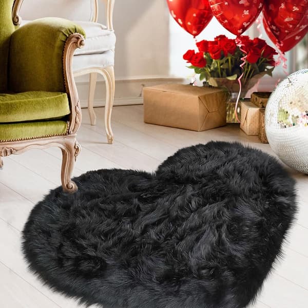 Hjerteformet tæppe, fluffy imiteret pels tæppe, superblødt maskinvaskbart shaggy tæppe til soveværelse, stue, børneværelse, sort 70x90 cm