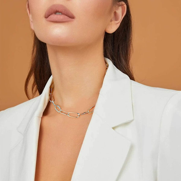 Halsband med guldfärgad pappersklämma