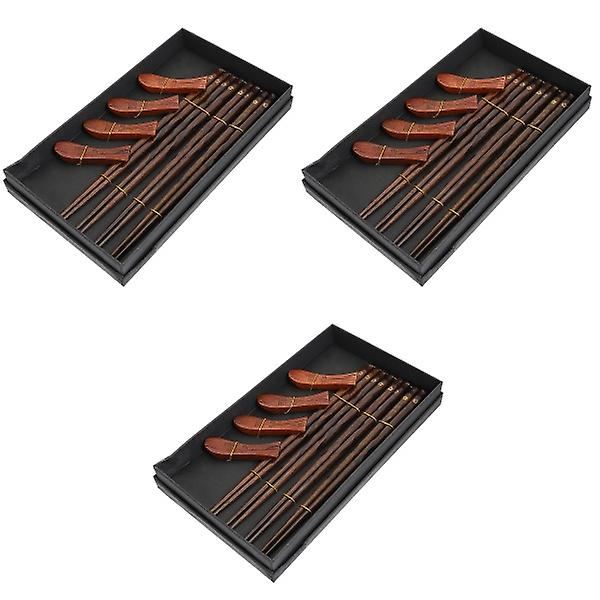 3 Sarjaa Puuaterimia 4 Paria Tikkuja Tikkujenpidikeyhdistelmä 3 Sarjaa 22,5x1x1cm 3 Sets 22.5x1x1cm