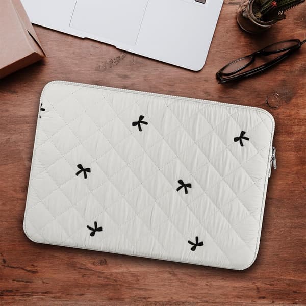 13 tums laptopfodral, quiltat laptopfodral med broderad rosett, mjuk vadderad polyesterväska för kvinnor, flickor, studenter, vit