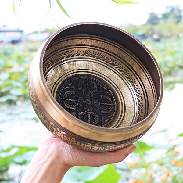 Klassisk sett med tibetanske sangskåler, gravert med Buddha og mantraer, for meditasjon og helbredelse av chakraer, Håndlaget i Nepal med 7